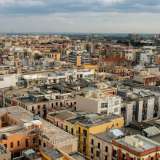 Partiamo da sud, l� dove si estendono i tetti delle basse palazzine di inizio secolo del quartiere Madonnella...